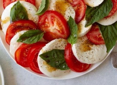 Cách làm salad mozzarella mát lạnh, đơn giản mà ngon